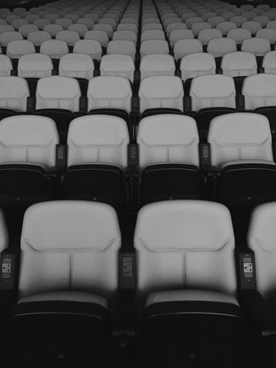 空置的白人和黑人剧院椅子没有人
